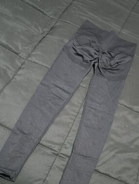 Black Ruched-Back Yoga Leggings